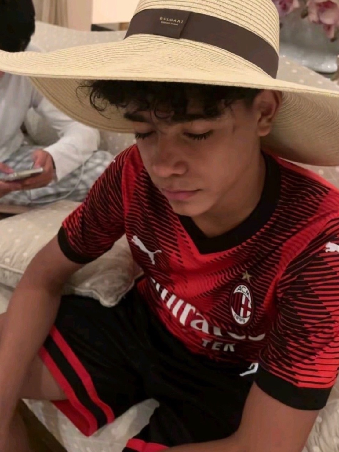 迷你宝什么时候穿了ac米兰的球衣(搭个小草帽，还挺好看👒 