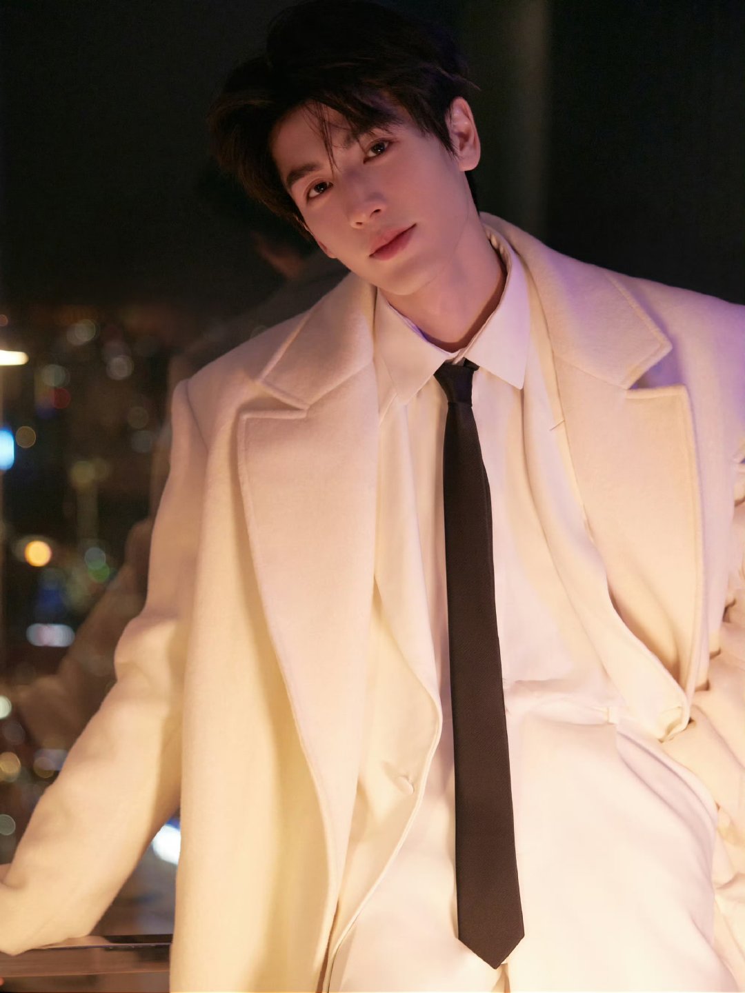 奶奶也追张凌赫笑有新生 张凌赫这西装裤杀伤力拉满，连奶奶辈都拜倒在他的魅力之下 