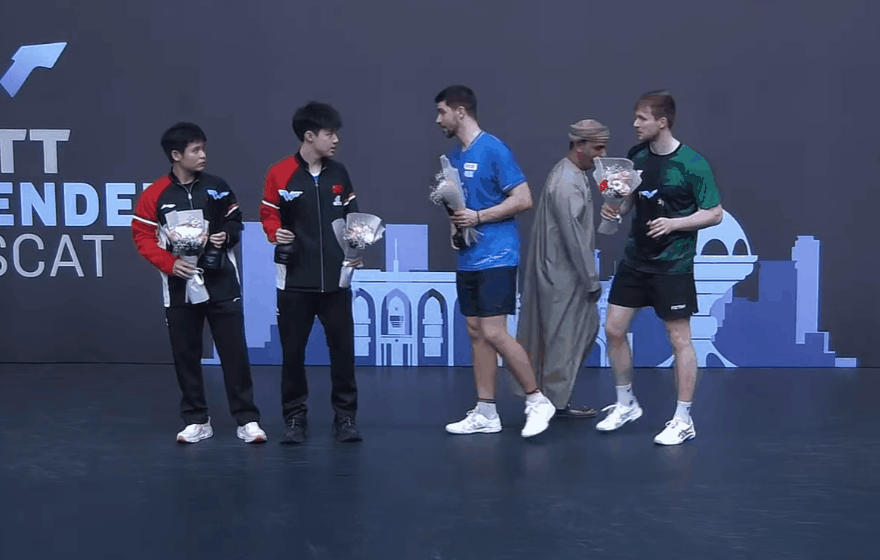 终于搞明白，林诗栋为啥笑了？

本场比赛，
林诗栋一脸严肃，
即使颁奖，
也高兴