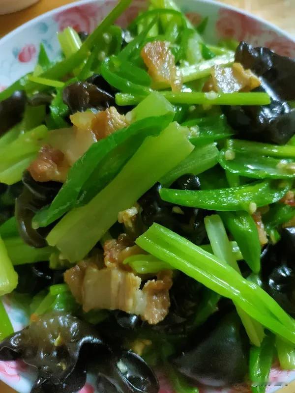 40岁后别乱补，3种家常菜，血管干净身体好！
 
远离油腻高盐，多吃这3种菜：芹