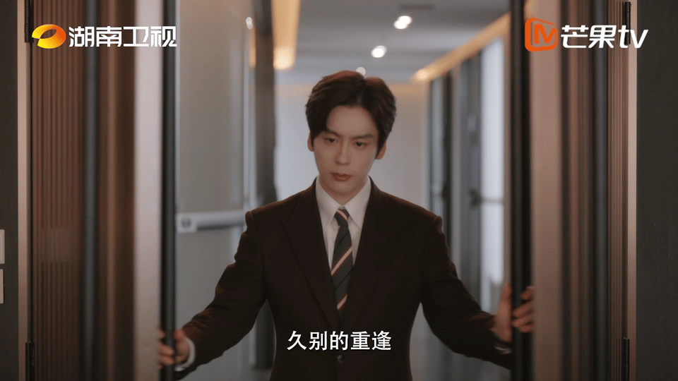 魏哲鸣体制内白月光杀回来了 眉眼清隽，身姿挺拔，一身正气自带疏离感。《你是迟来的