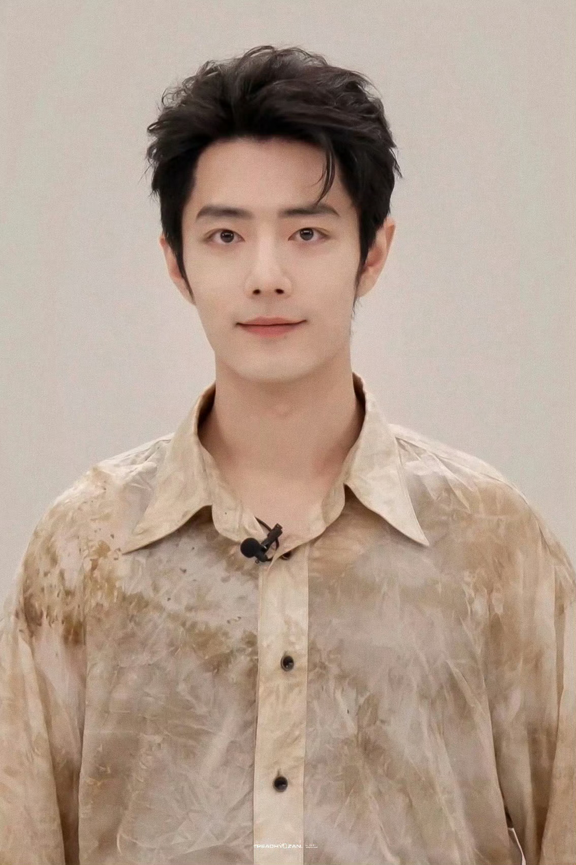 我觉得所有的门都应该你来敲，因为你敲好看啊。 肖战到上海参加电视剧品质盛典📮肖