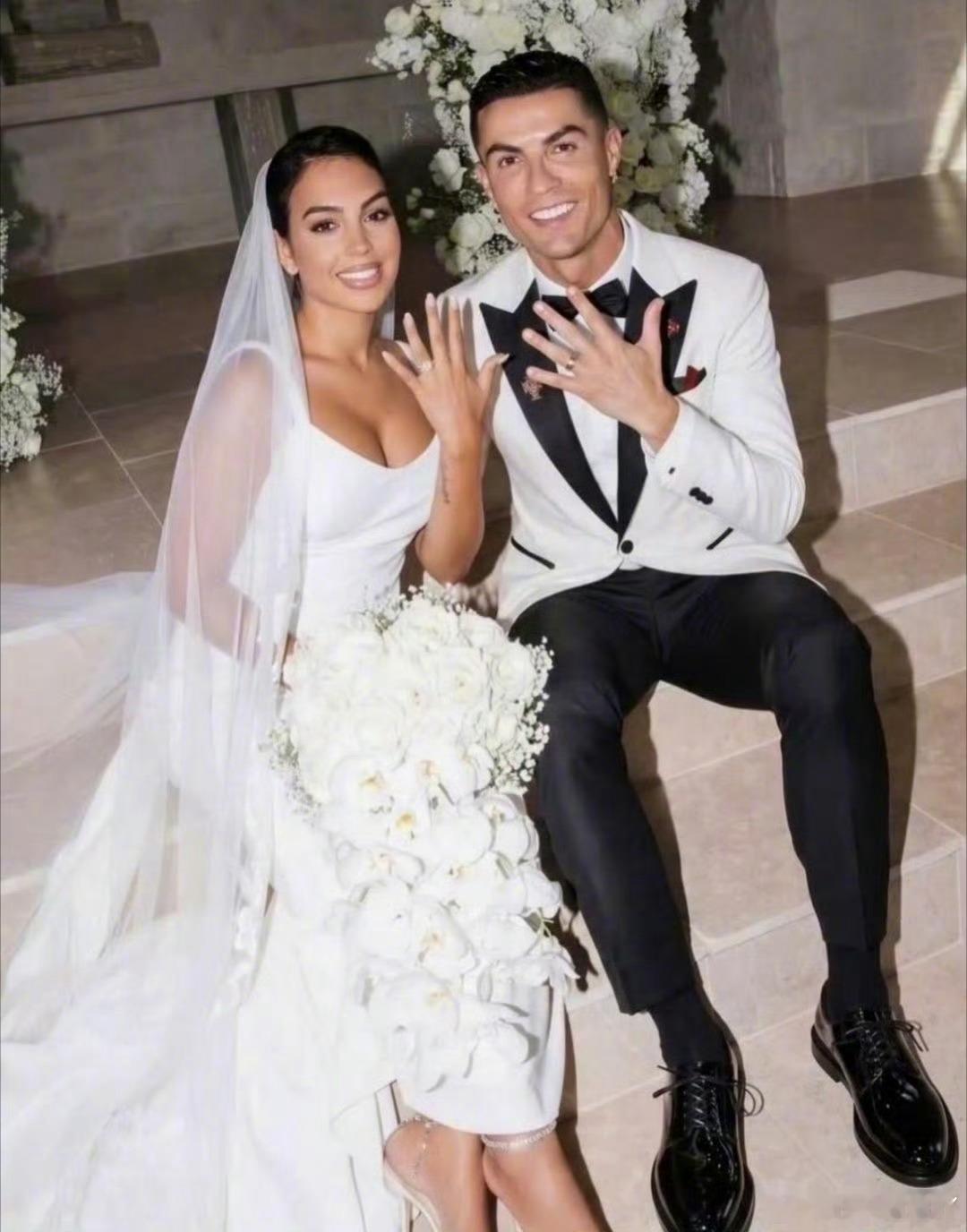 这才是真正的鸽子蛋钻戒💍C罗宣布结婚