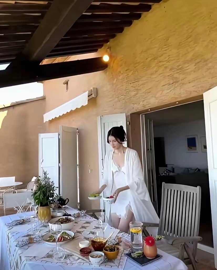 国际超模何穗做个饭都像在走秀, 这样的穿着打扮难怪陈伟霆喜欢 