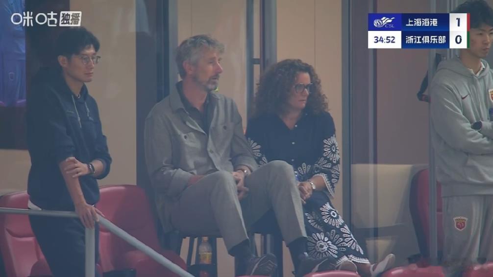 范德萨也在现场观战，下周一他的实况新卡也上市了。上海海港vs浙江队中超联赛 ​​