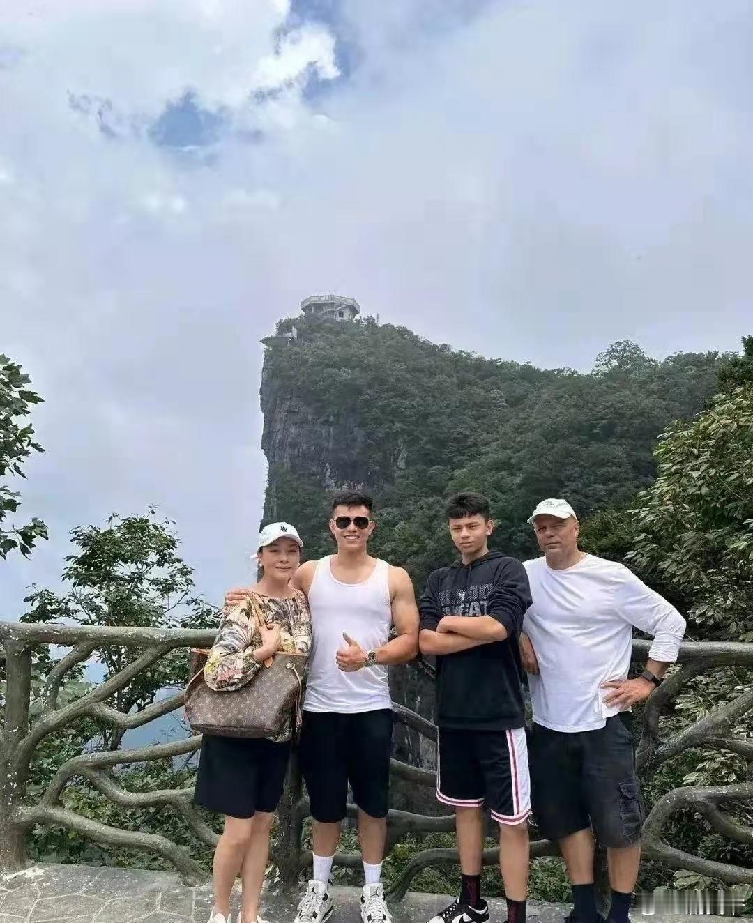 史可晒一家四口合影，两儿子高大帅气不输明星，她老年打扮不拘谨反倒舒服！ ​​​