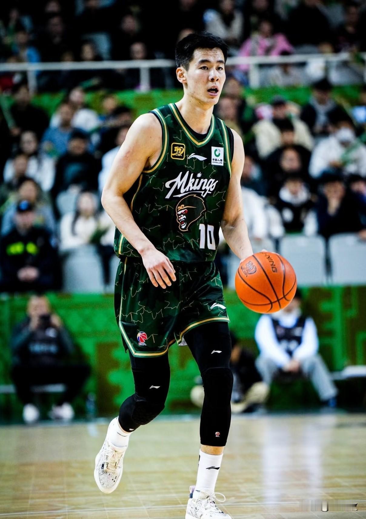 如果在郭昊文和胡明轩之间选择一个参加世界杯预选赛，无疑郭昊文在CBA联赛的表现要