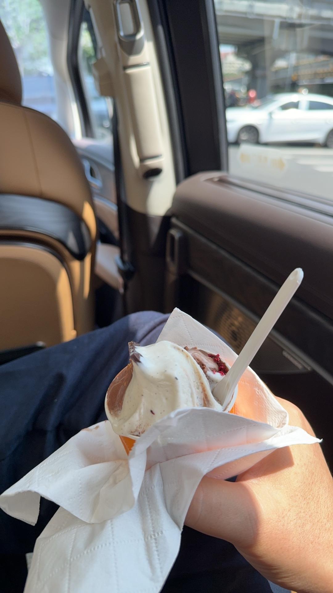 降落
进了车，觉得有点凉
司机问是否需要把空调停10分钟
他解释说，天太热，22