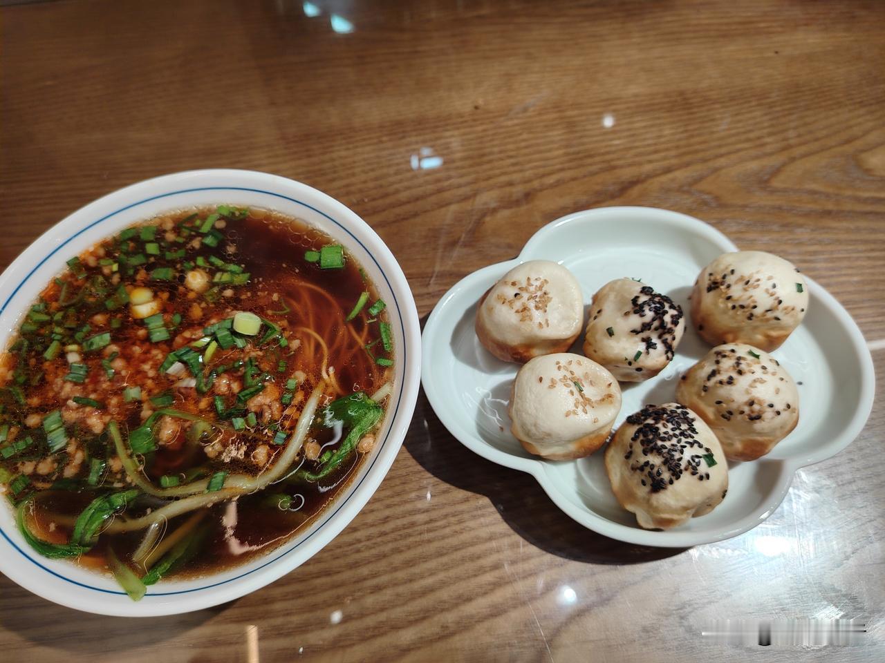 苏式生煎、苏式面一吃，味道美，舒服！！[大笑][大笑]
步行街一溜达，不冷不热，