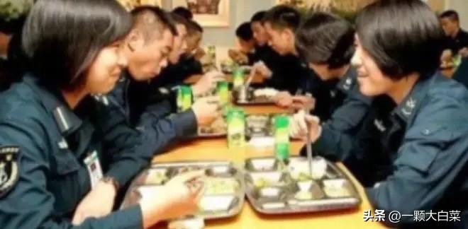 山东舰一天吃掉20头猪，烧光200万油钱，“养航母”到底多烧钱？在中国沿海，30