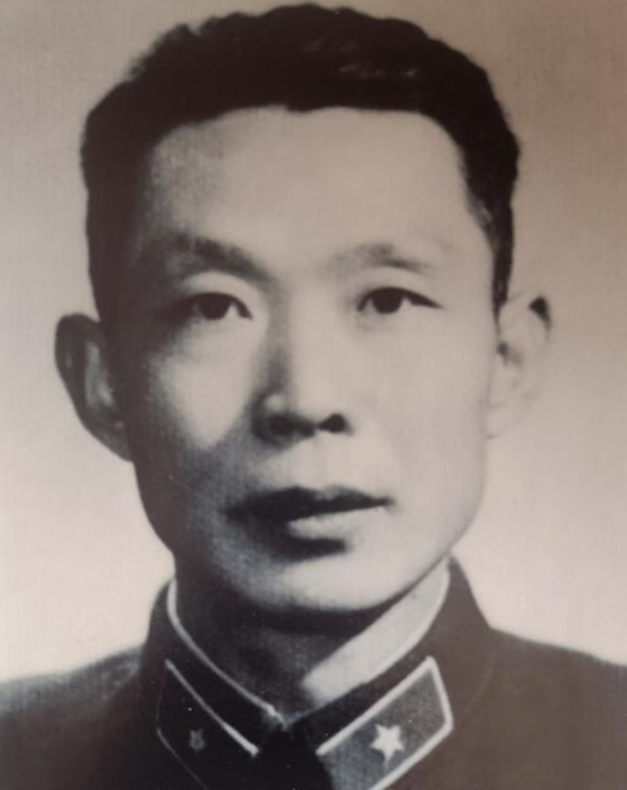 他是开国少将，29岁当师长，建国后担任中央军委办公厅主任，1977年被撤职，20