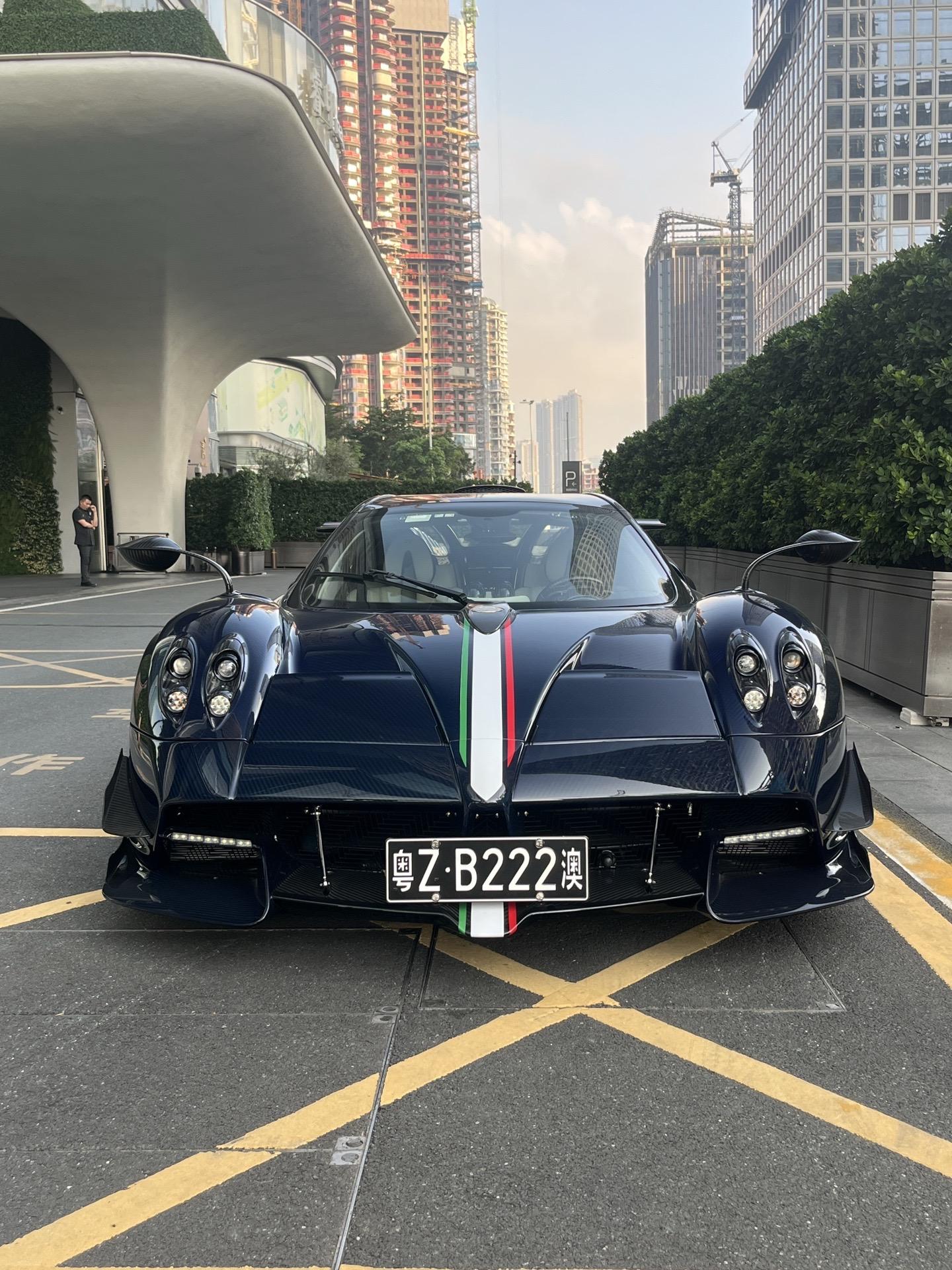 升级了暴风套件并从新命名为FY的Huayra Roadster，蓝色碳...