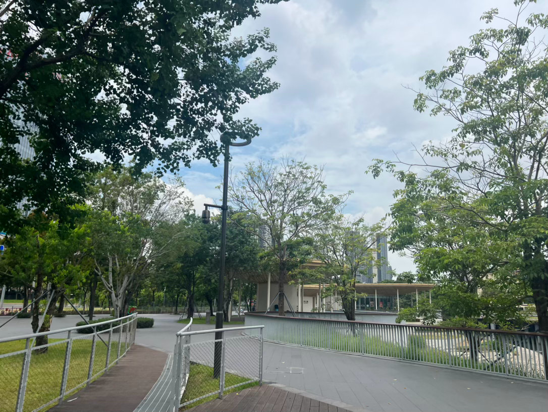年轻时靠努力攒能力，中年后靠选择定高度，选对行业、平台和方向。同时，得找到一个值