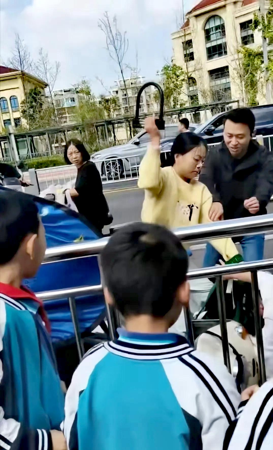 拿U型锁打人的黄衣服宝妈下手太狠了，视频看一下接一下的专往脑袋上打。

其实两个