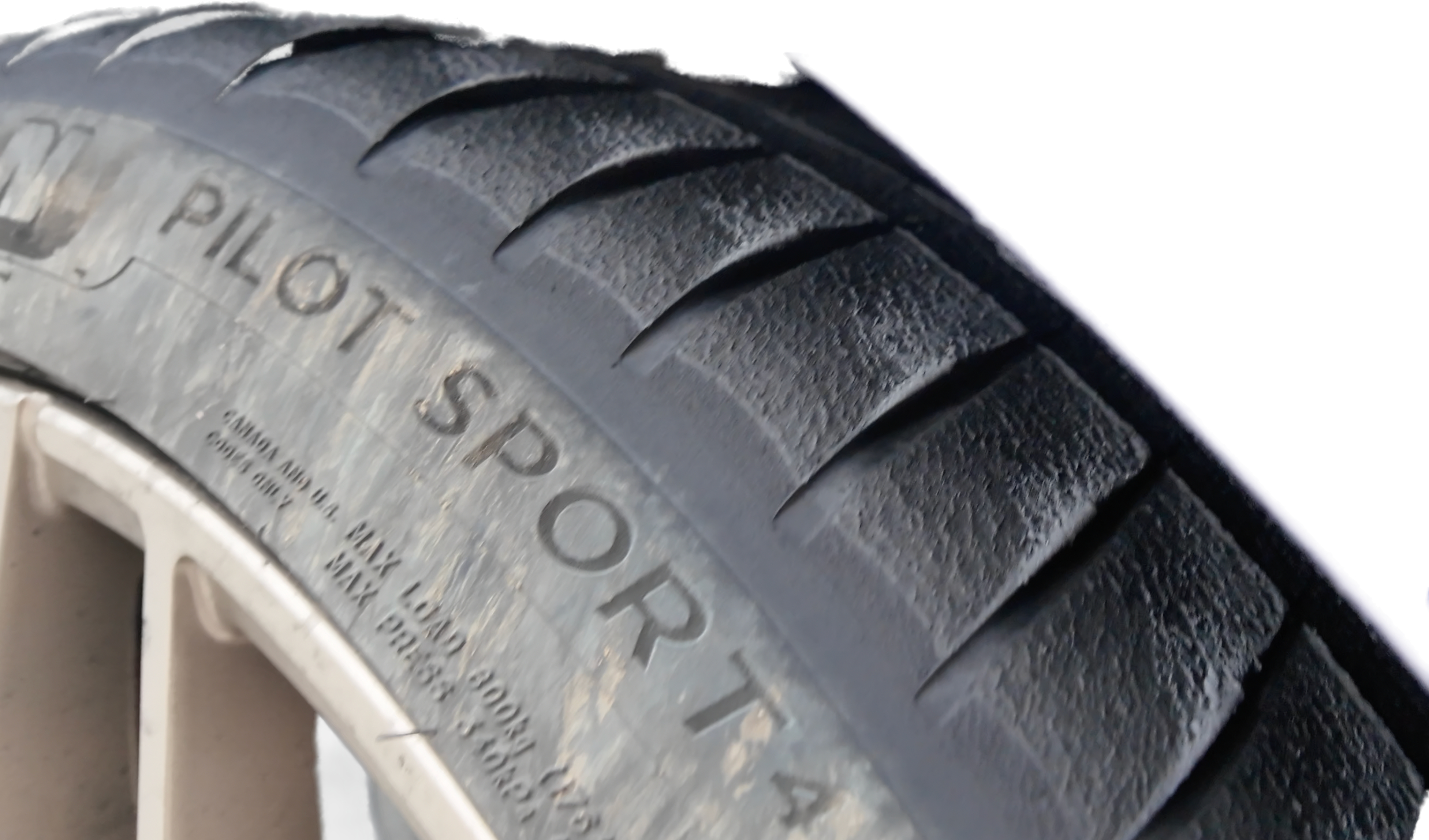 先来看两张图。第一张图，是一台车的右前轮。第二张图，是一台车的右后轮。简单聊聊图