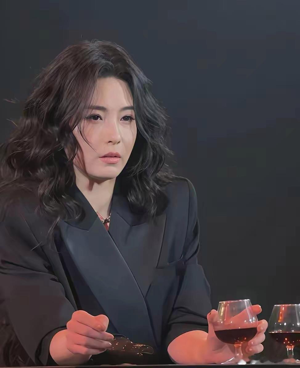 张柏芝她现在这个状态，明显的很不正常啊不是，大家都没发现吗？她年轻的时候笑意盈盈