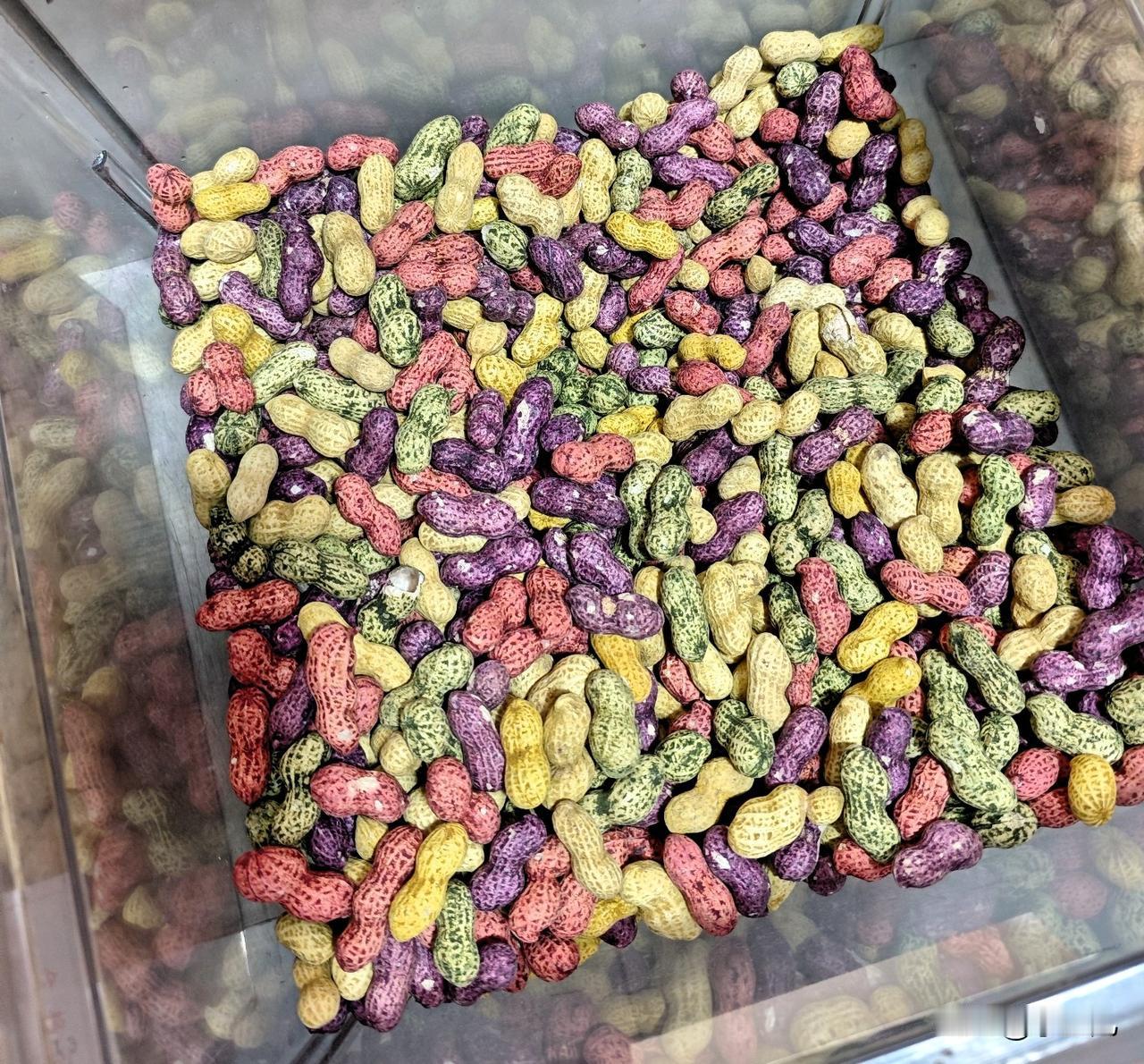 谁懂啊！这彩色花生直接把我零食柜的C位给抢了！粉的嫩、紫的妖、黄的亮、绿的鲜，裹