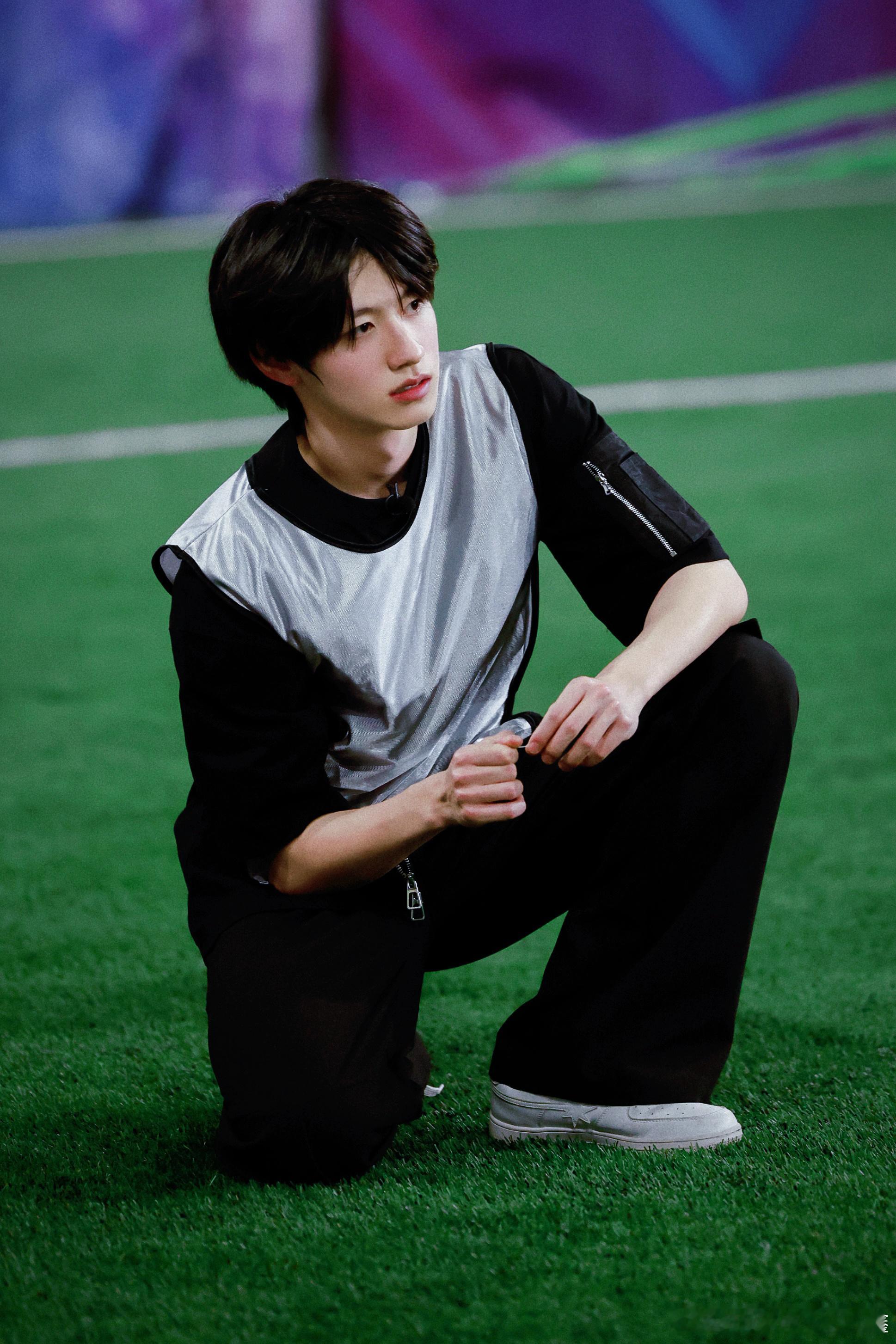 #朱志鑫贴花脸妆# 朱志鑫c位出道 这个夏天我们陪你一起登顶！ ​​​