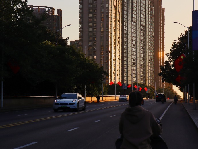 你必须只有内心丰富，才能摆脱这些生活表面的相似。丨王朔 