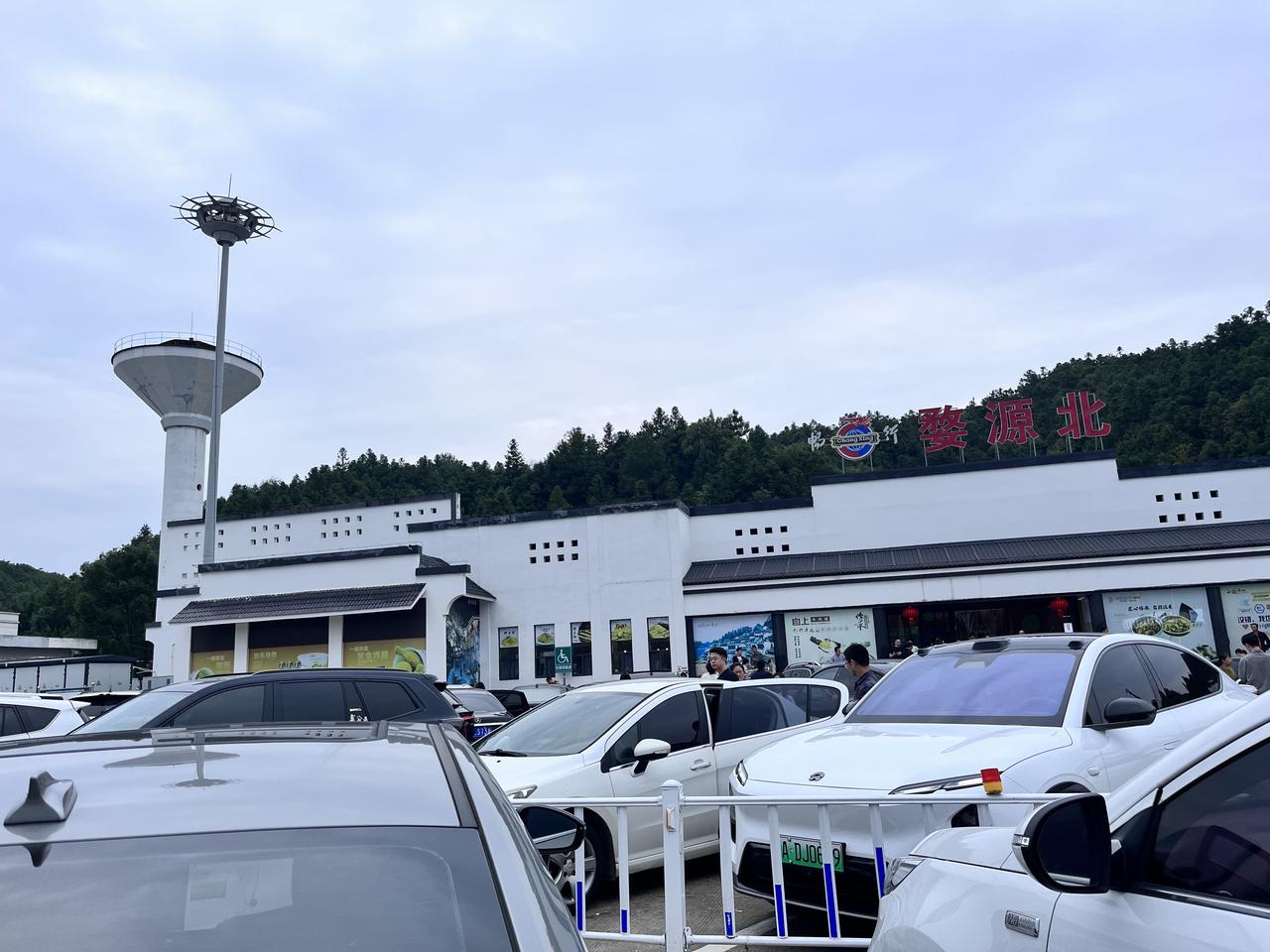 在地库里只说一句“掉头”，车自己看周围、找空间，把车掉了过来——这是理想官方演示