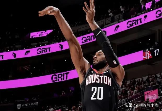 奥科吉就算投不进，好歹防守能力出色，积极性也在，在绝大多数时候场上效果也是不错的