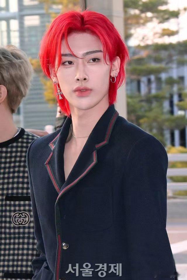 #沈泉锐染了红发# Ricky沈泉锐今日份新闻图🈶没想到银发撕漫男染了新发色啊