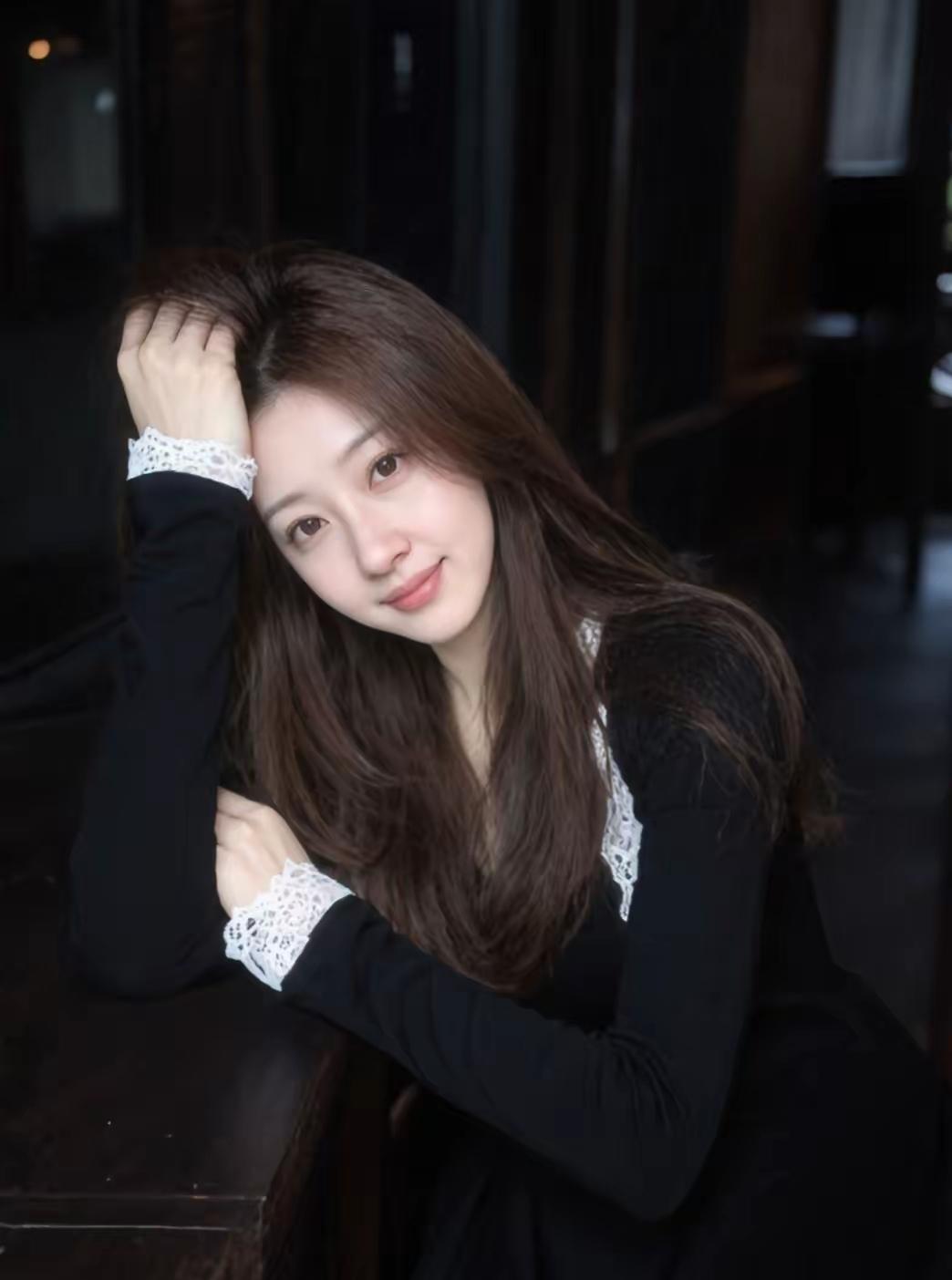 优雅黑裙，甜美微笑