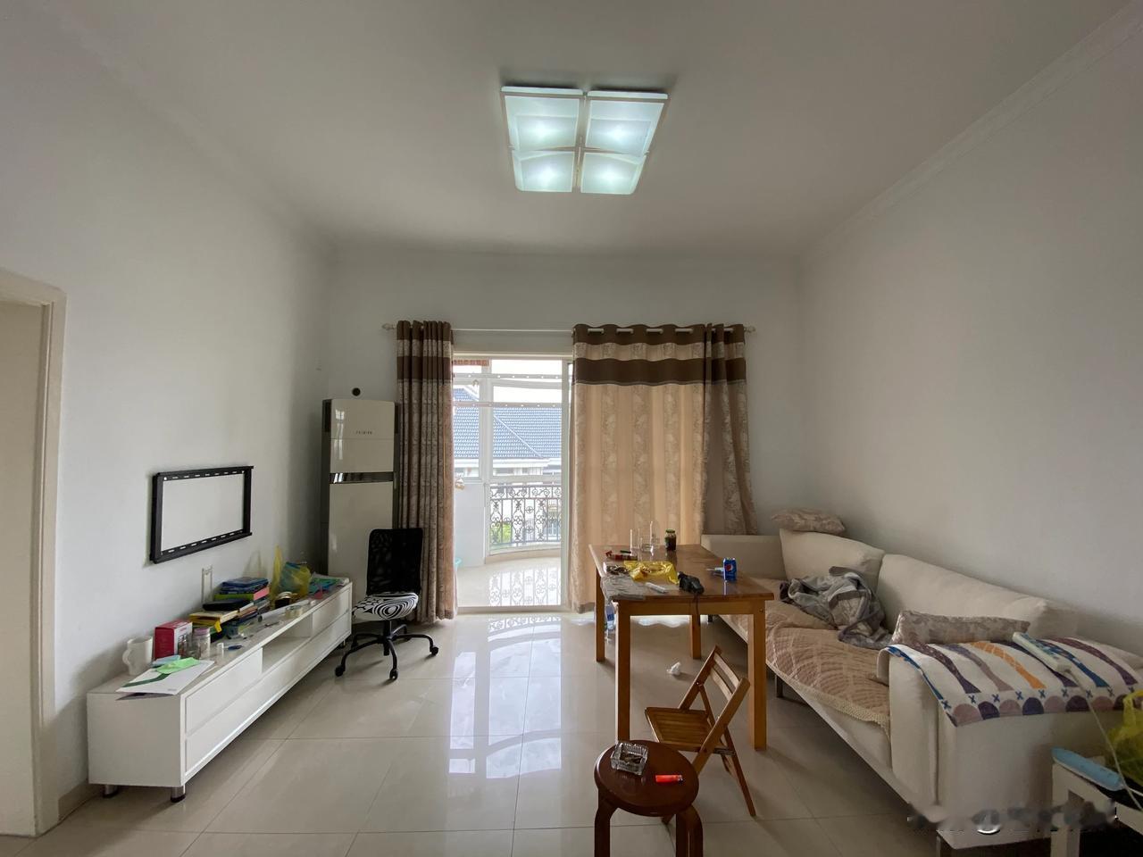 分享套五层带阁楼的房子，三房两厅两卫。阁楼可以做两个房间，一路之隔就是地铁站🚉