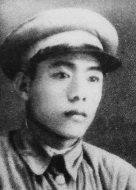 1955年，四野政委翟文清，带妻子回乡省亲。突然，一名姑娘站在他家门口，盘问：“