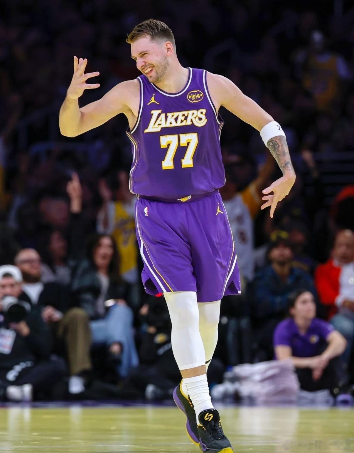 属于紫色缘分锁死！NBA三倍投票日化身东契奇“颜粉”疯狂拉票，球星还隔空期待她1