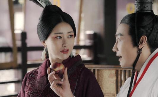 公元前238年的一天，赵姬疲惫的睡下后，嫪毐起身拉着一个侍女走进了密室。在密室中