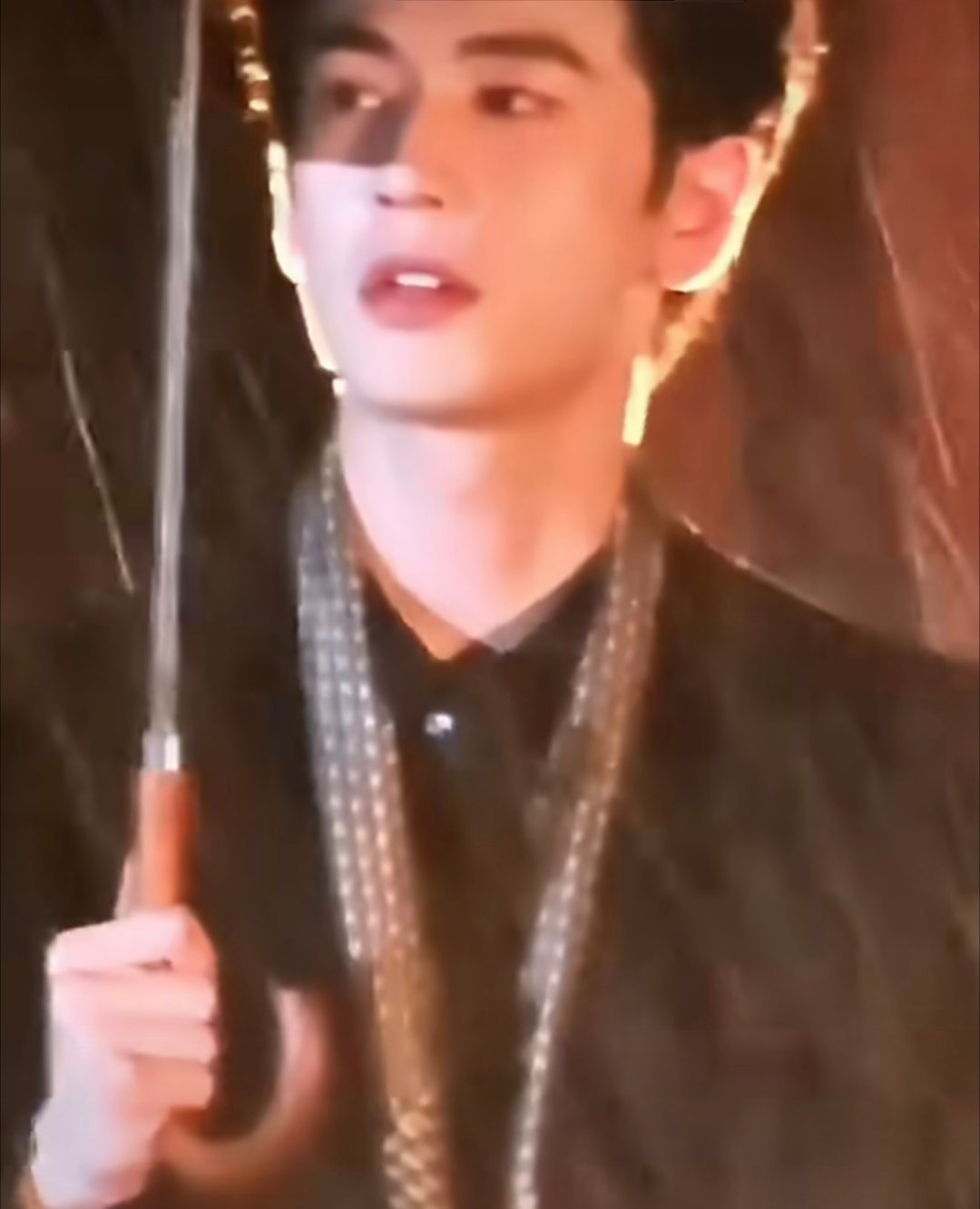 张凌赫太会挑剧本了吧！雨夜相救是缘起，重逢变叔嫂是孽缘，这宿命感直接拉满。预告里