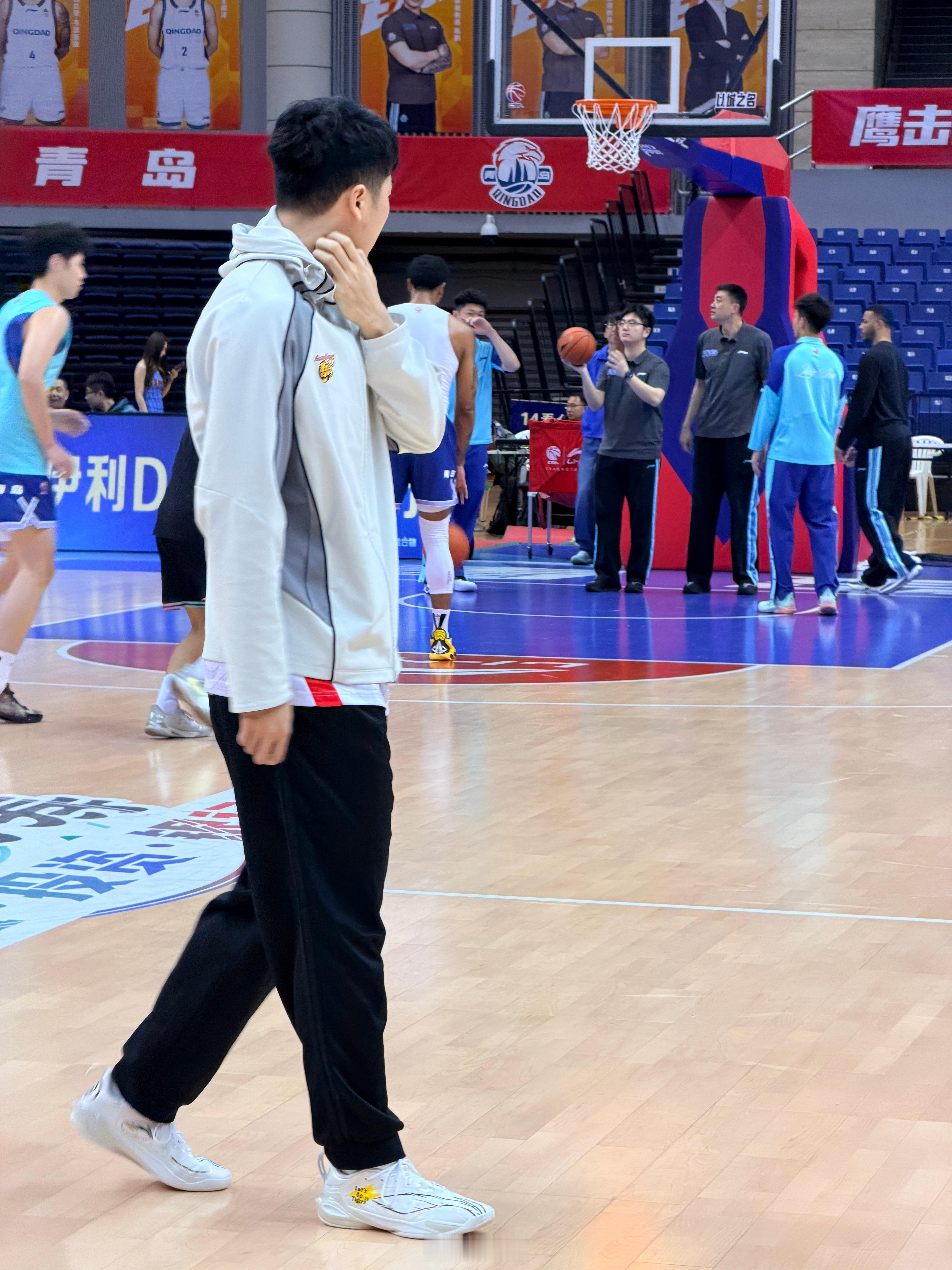 张皓嘉左膝不适，将缺席今晚比赛，目前的判断是膝盖发炎。青岛男篮vs广东男篮 青岛