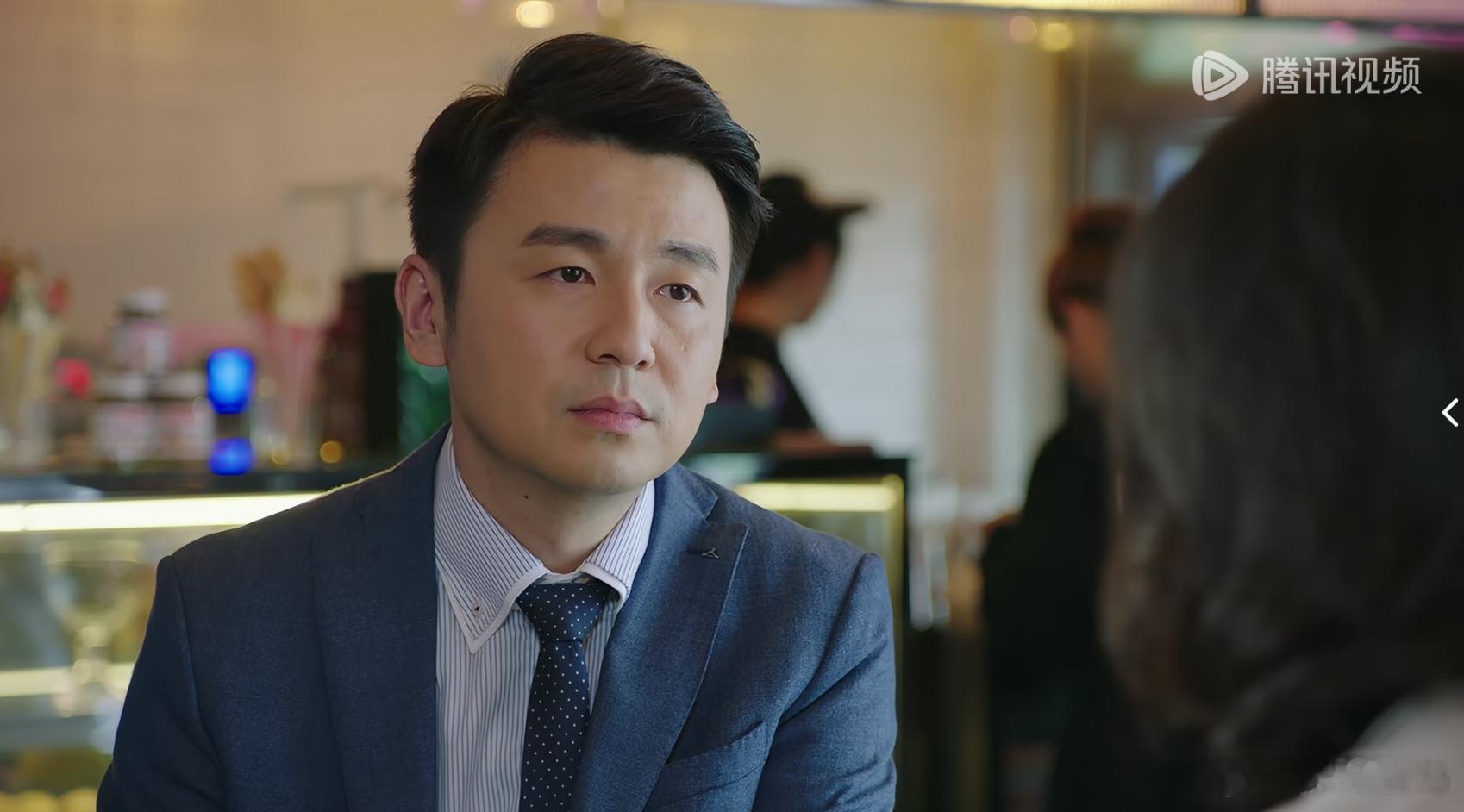 所以凌玲的工资是一万块，陈俊生的工资是年薪150万 ​​​