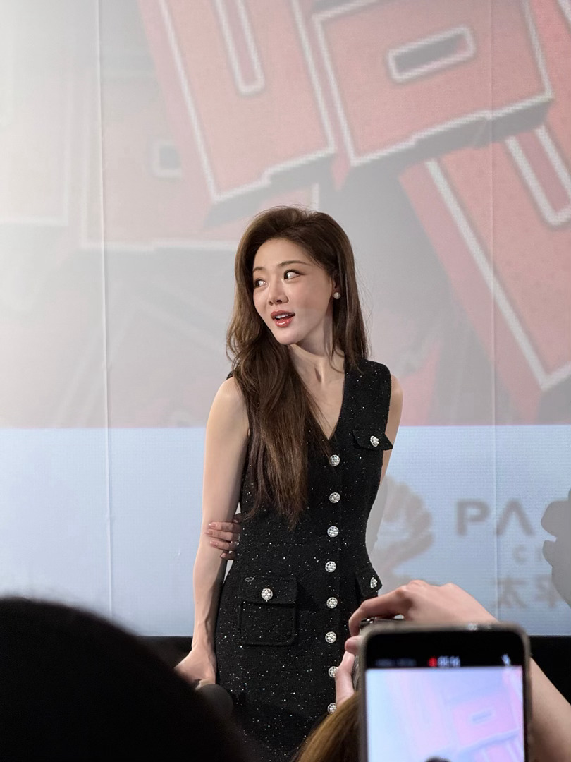 找到邓家佳不来浪姐的原因了她演技挺好的而且现在在拍电影应该不需要来浪姐！如果来的