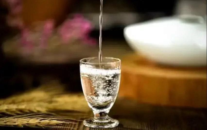 白酒连跌 6 年，今年跌幅 30%，股民何时真能解套？最近白酒的行情，真的把持仓