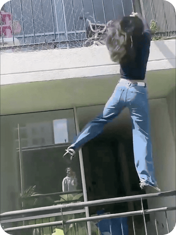 女子爬楼不慎跌落，看着就疼啊！
　　网友：这要换成男的，估计半天爬不起来。
