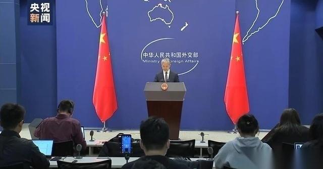 美国想让日本拖住中国，好渔翁得利，日本想拉美国下水，浑水摸鱼。

现在亚洲这盘棋