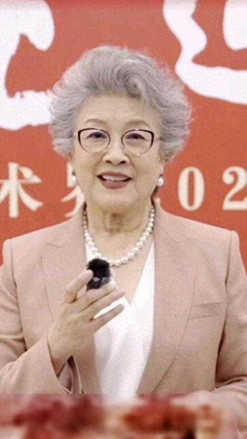 75岁宋春丽不住豪宅，悉心培养侄子气质出众
75岁宋春丽定居北京，没有选择奢华豪