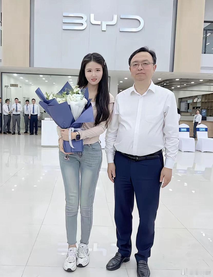 王传福现身四川南充，亲自为一位海豹06GT的女车主交付钥匙。在流量为王的时代，他