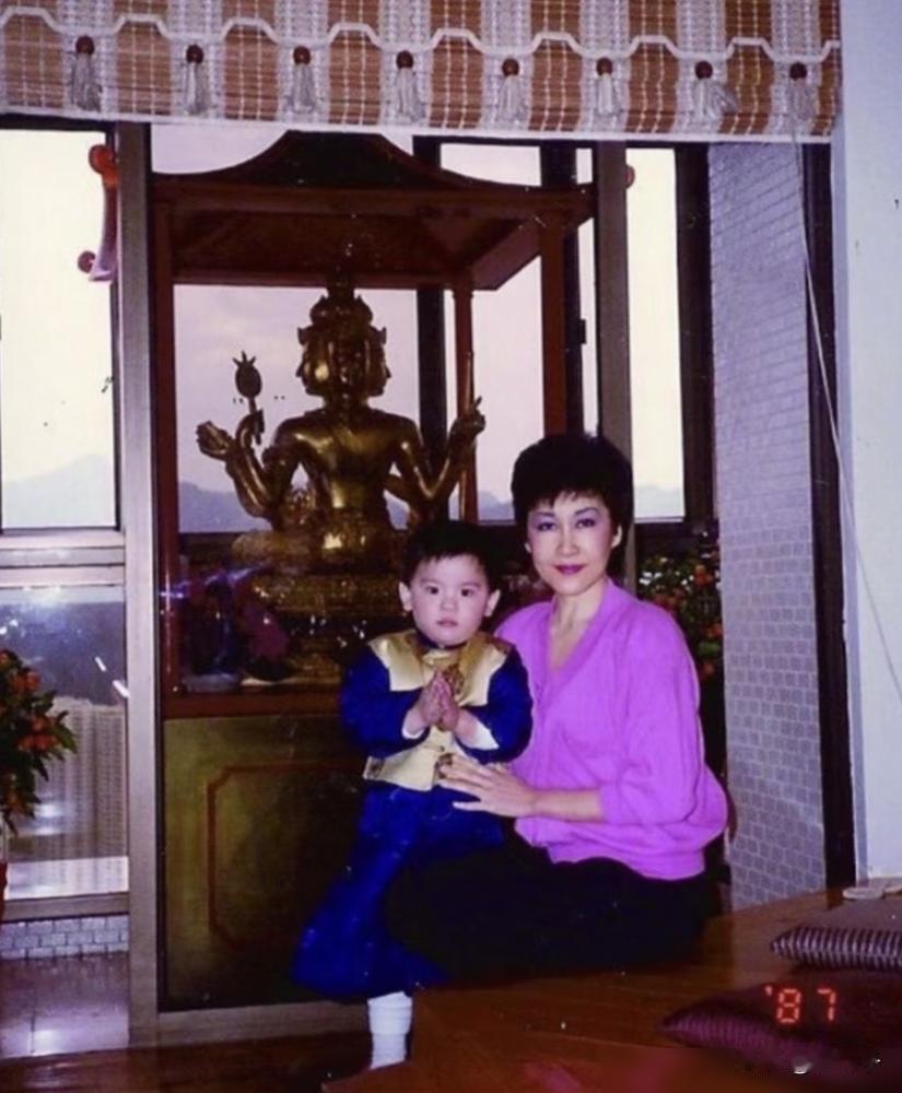 向佐的生日，偏偏是李小龙猝死在向华强前妻家中的忌日。
7月20日，这个让丁佩背