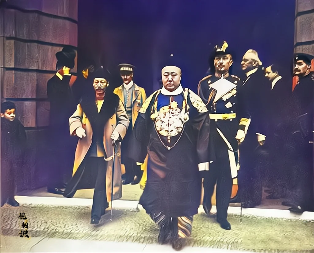 1909年，“入八分镇国公”载洵访德时期的老照片，镜头中他穿着一身朝服...