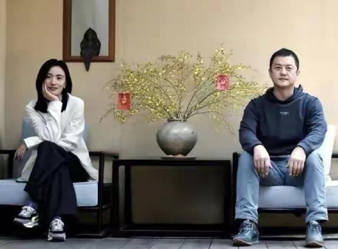 李亚鹏官宣离婚！欠4.5亿债租房三年，和好友阿那亚聚会满脸笑意。