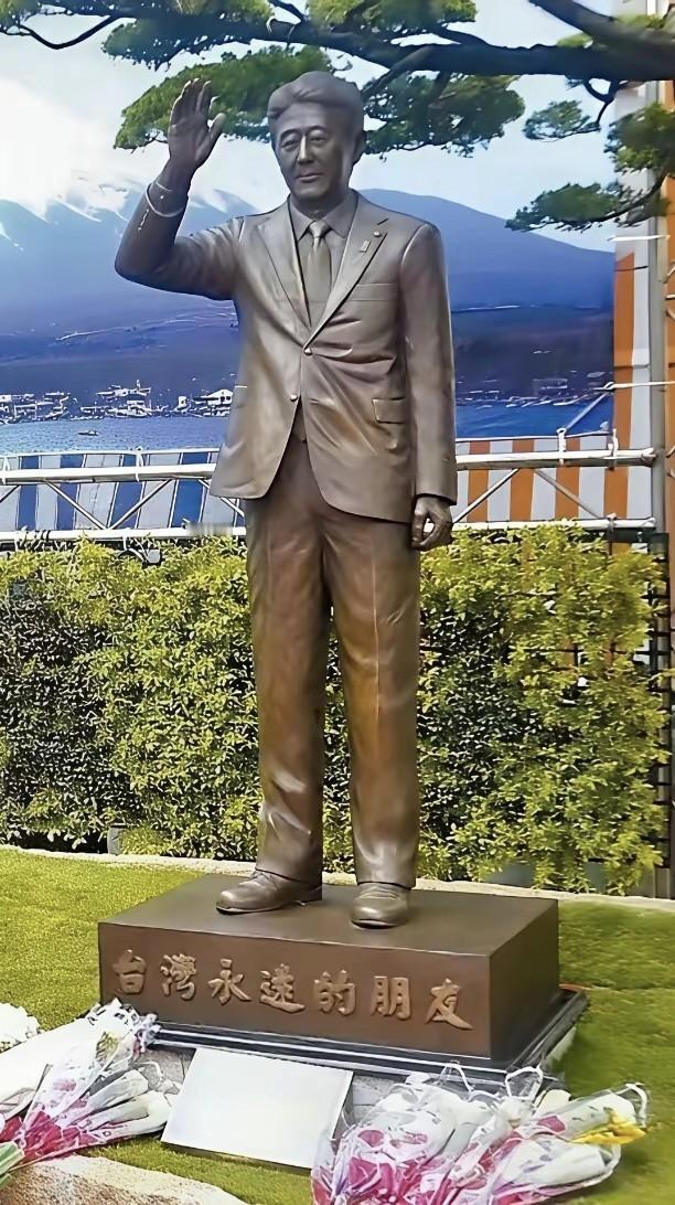 台湾给日本前首相安倍晋三立了一座铜像，底座上还刻着“台湾永远的朋友”。这事儿乍一