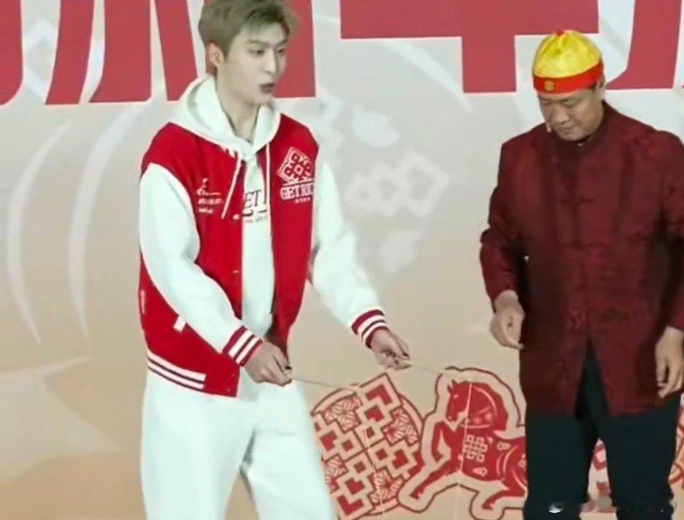 范丞丞这孩子学什么都快 看他尝试新鲜事物总带着一种从容的自信，范丞丞太聪明啦，学