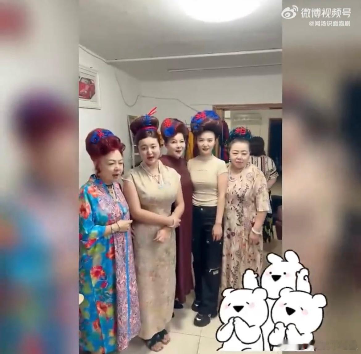 #天津大姨盘头欢迎潘玮柏#这真的是天津的独特文化了吧，大姨们盘头迎接潘玮柏真的太