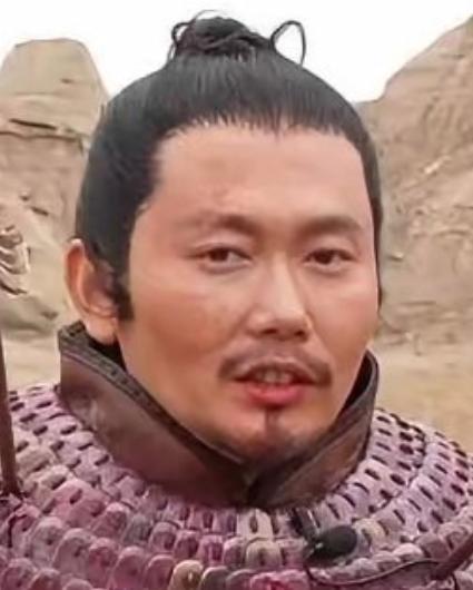 近日，在电影《镖人》片场，孟鹤堂因将袁和平喊为“九爷好”而引发关注，相关话题登上