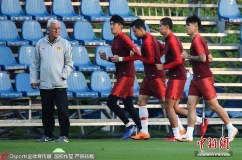 中国足球的弊端可从多维度审视：

青训体系薄弱是核心症结。基层教练水平参差不齐，