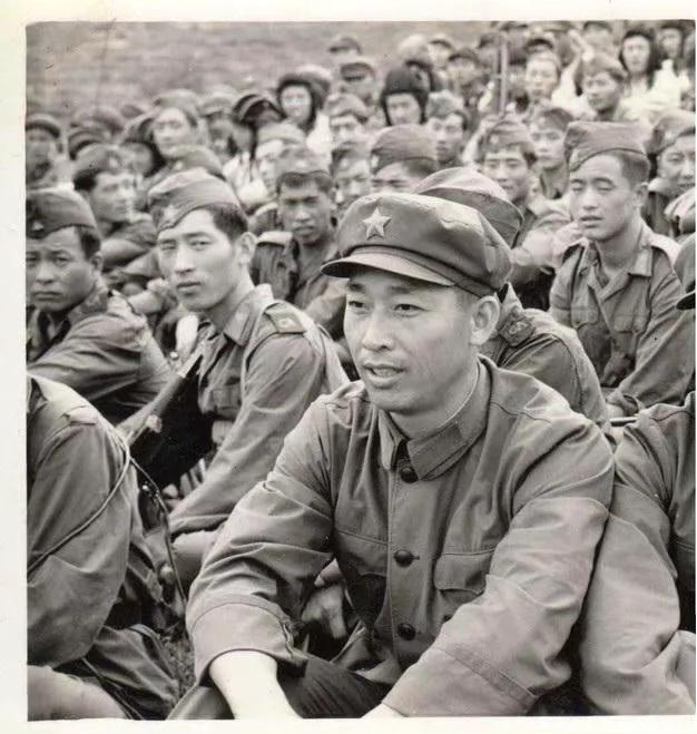 43年前的几张老照片，隐藏的大秘密。

曾经有网友分享了自己在部队服役时的老照片