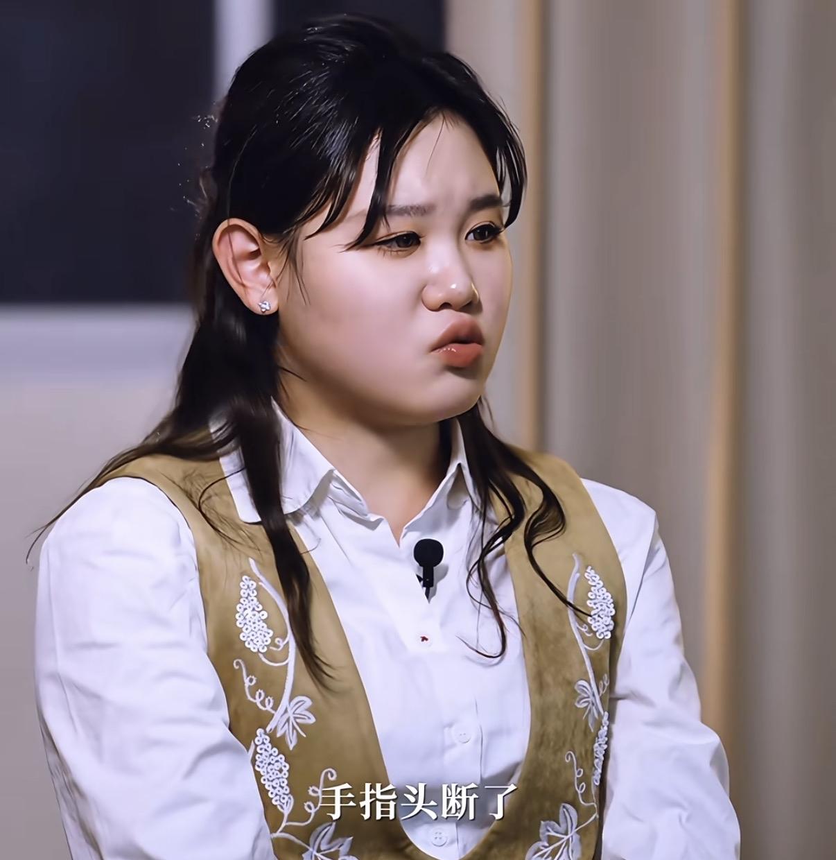 张家齐说在队里，手指断了、缝针大家都不觉得是什么大事儿，她妈妈还在那说张家齐吃辣